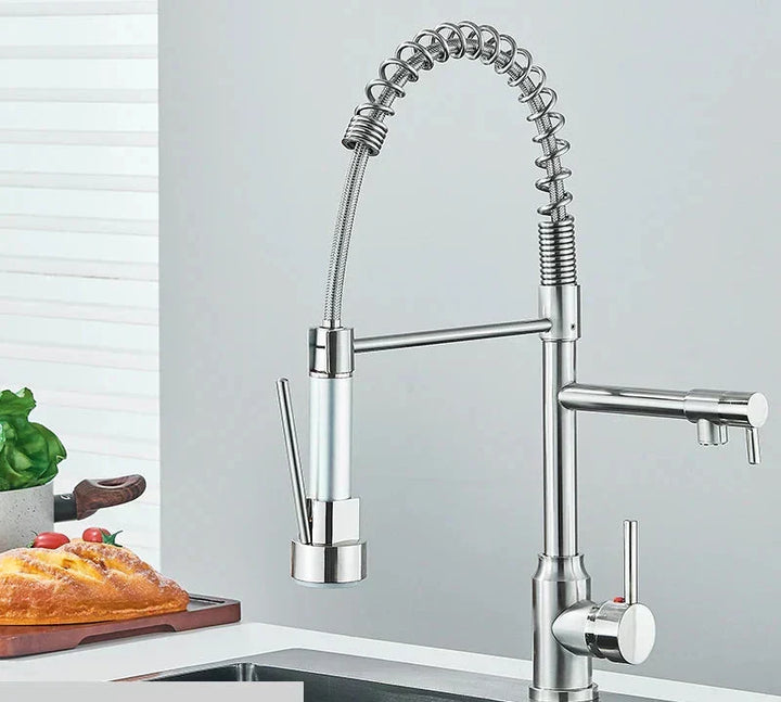 "Robinet de cuisine pivotant en acier inoxydable, design minimaliste, avec rotation 360°, pour flexibilité maximale."