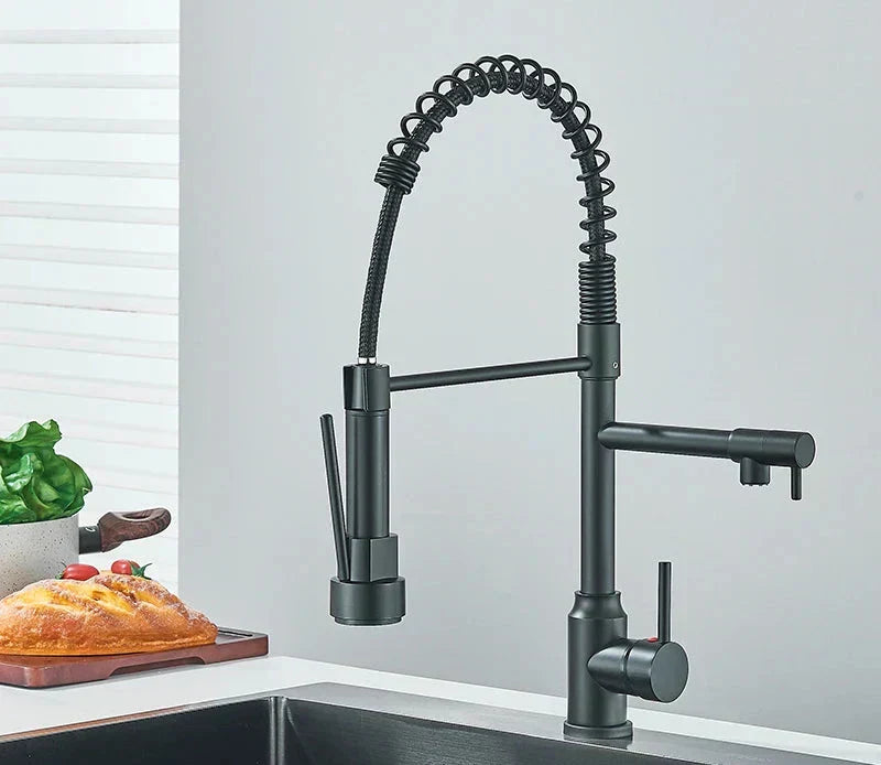 "Robinet de cuisine pivotant en acier inoxydable, design minimaliste, avec rotation 360°, pour flexibilité maximale."