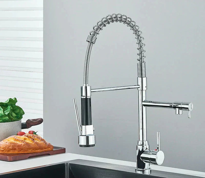"Robinet de cuisine pivotant en acier inoxydable, design minimaliste, avec rotation 360°, pour flexibilité maximale."