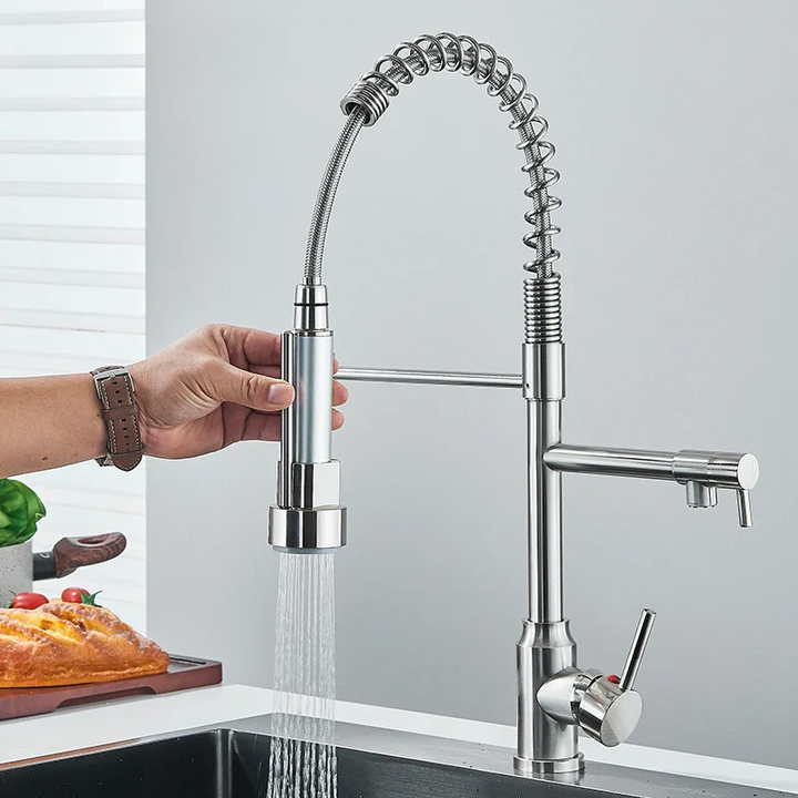 "Robinet de cuisine pivotant en acier inoxydable, design minimaliste, avec rotation 360°, pour flexibilité maximale."