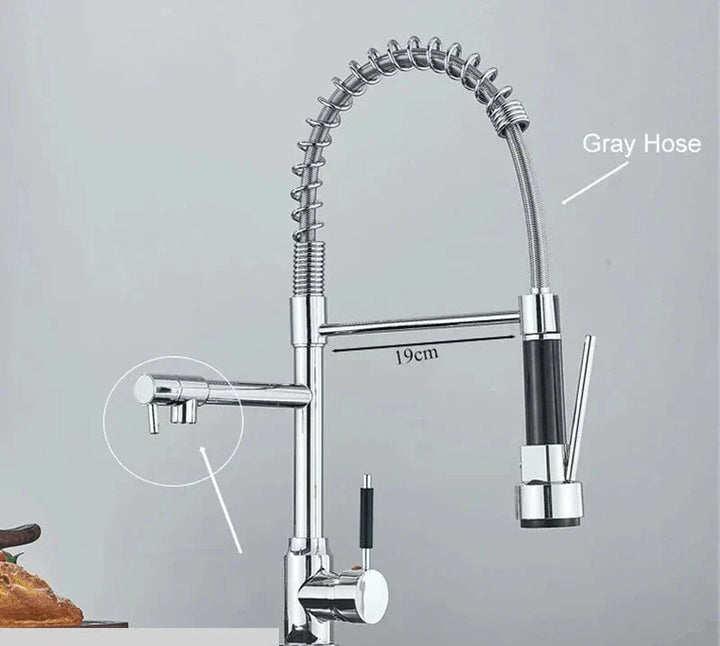 "Robinet de cuisine pivotant en acier inoxydable, design minimaliste, avec rotation 360°, pour flexibilité maximale."