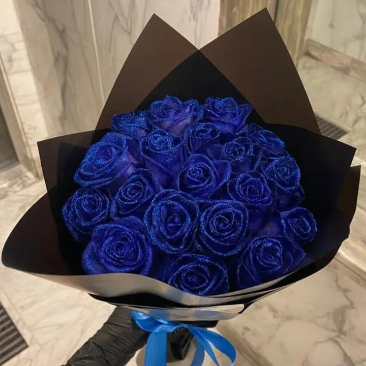 Fleur artificielle rose éternelle pailletée sous cloche lumineuse. Parfaite lumière d'ambiance, cadeau Saint-Valentin.