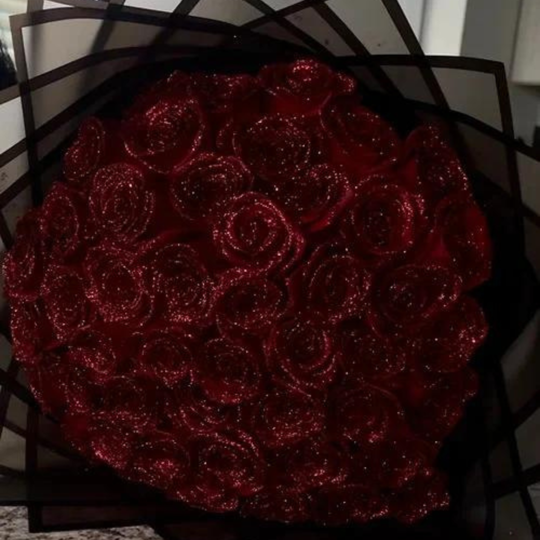 Élégante rose éternelle pailletée sous cloche de verre lumineuse. Idéale pour une décoration romantique.