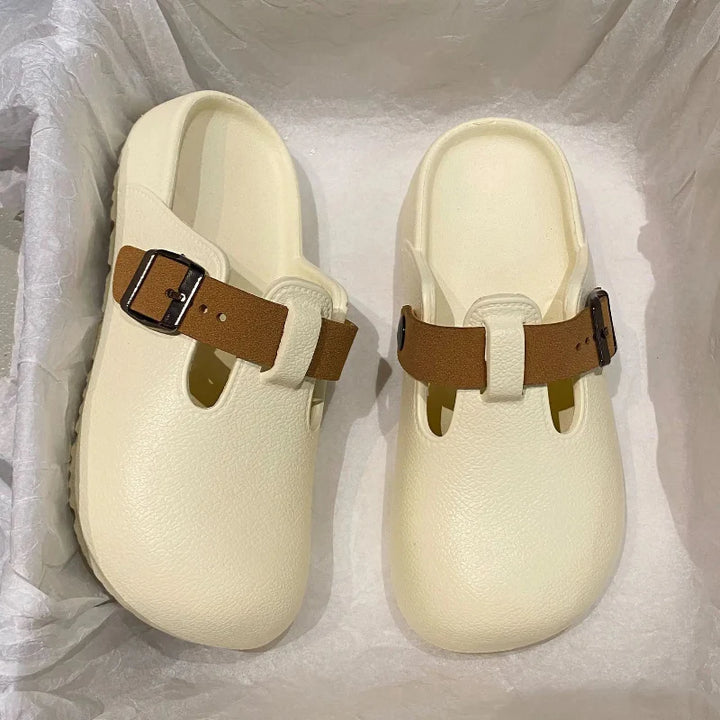 Paire de sabots confortables antidérapants pour femmes, idéals pour intérieur ou extérieur.
