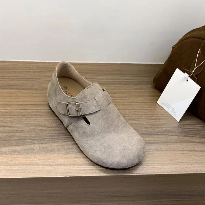 Sabots Boston fermés pour femme, brides réglables, confortables. Style décontracté chic en daim ou microfibre.