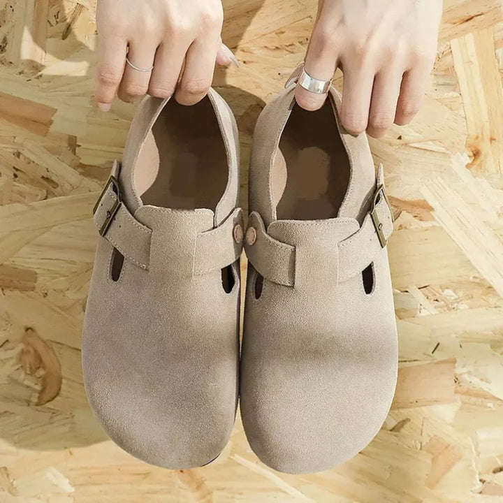Paire de sabots Boston fermés pour femme, brides réglables. Semelle antidérapante, confort et mode casual.