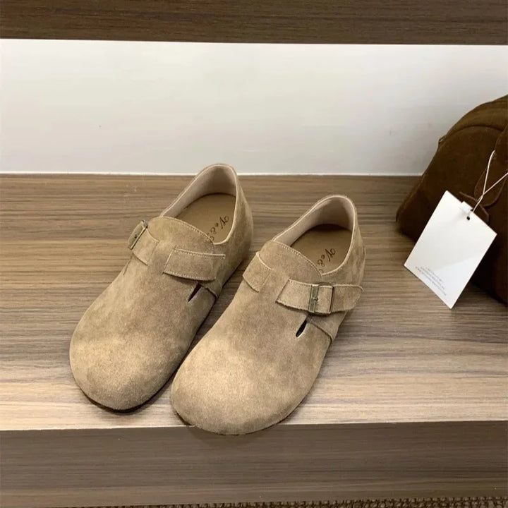 Chaussures sabots Boston femme en daim. Brides réglables, semelle confortable. Idéales pour un look casual chic.