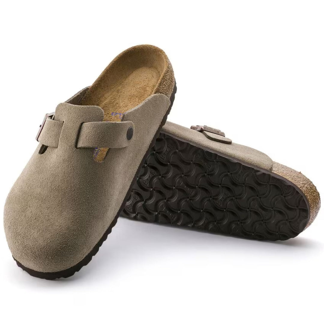 "Sabots Boston taupe en cuir velours, confort anatomique, bride réglable, semelle EVA légère, design élégant pour femmes."