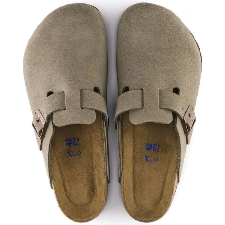 "Sabots Boston taupe en cuir velours, confort anatomique, bride réglable, semelle EVA légère, design élégant pour femmes."