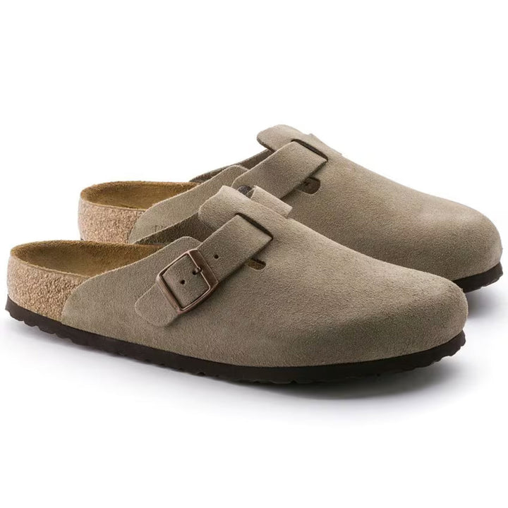 "Sabots Boston taupe en cuir velours, confort anatomique, bride réglable, semelle EVA légère, design élégant pour femmes."