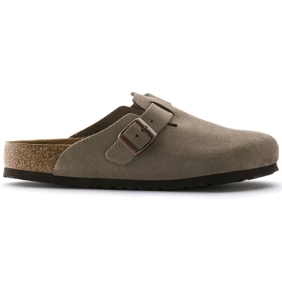 "Sabots Boston taupe en cuir velours, confort anatomique, bride réglable, semelle EVA légère, design élégant pour femmes."