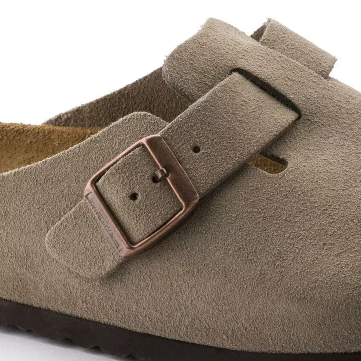 "Sabots Boston taupe en cuir velours, confort anatomique, bride réglable, semelle EVA légère, design élégant pour femmes."