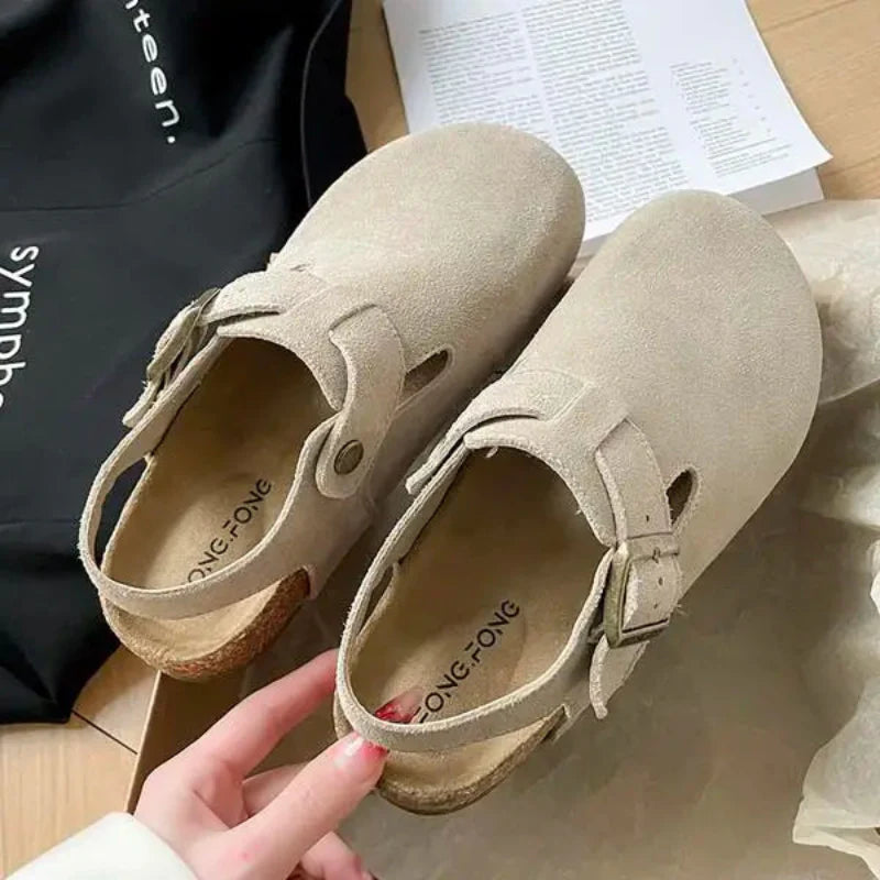 Sabots confortables femme en daim rose avec boucle ajustable. Semelle liège, style décontracté, idéal quotidien.