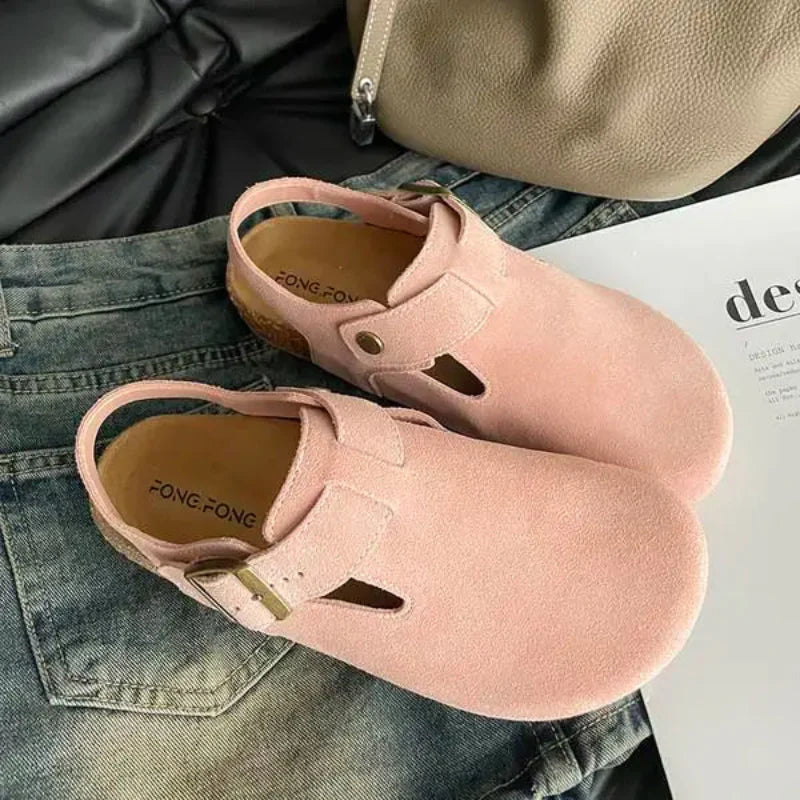 Sabots en daim pour femme, confortables et élégants. Semelle liège antidérapante. Style décontracté et ajustable.