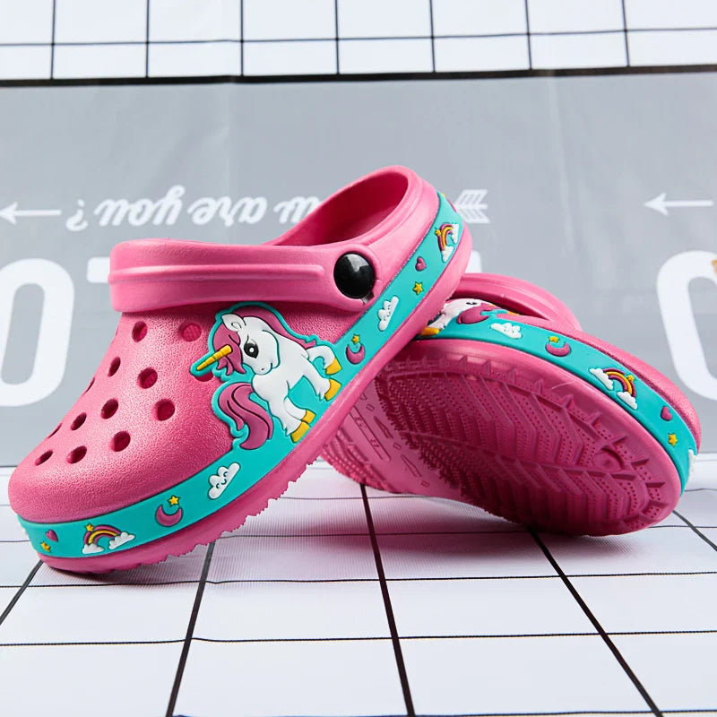 Chaussures sabots enfants respirantes et antidérapantes, idéales pour jouer dehors en été.