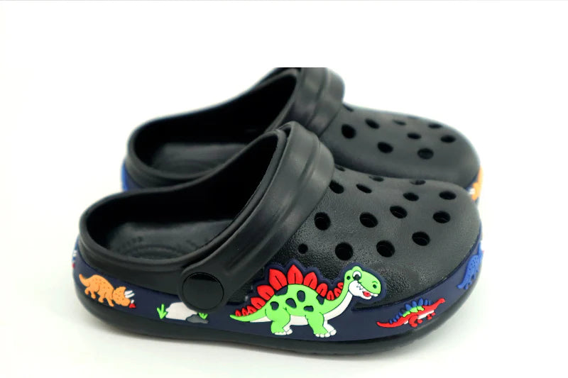 Sabots d'enfants multicolores et confortables, conçus pour l'été, le jeu en extérieur et la plage.
