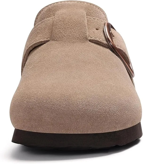 Mules décontractées en cuir suédé avec boucle, idéales pour un look chic et confortable.