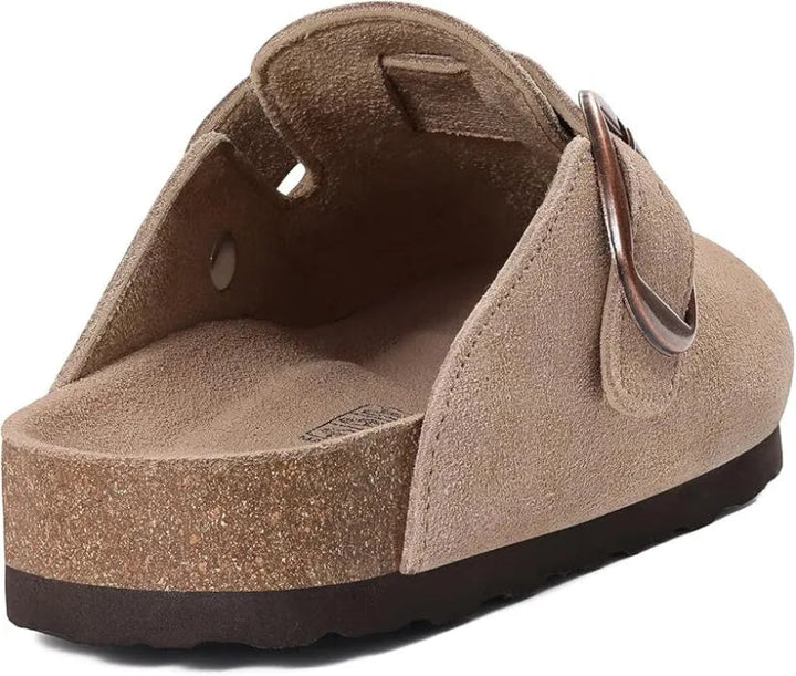 Vue latérale des sabots femme en suède, design élégant et sangle ajustable.