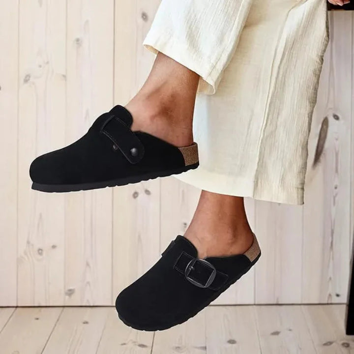 Sabots en cuir suédé pour femmes, semelle ergonomique et boucle ajustable pour un confort optimal.