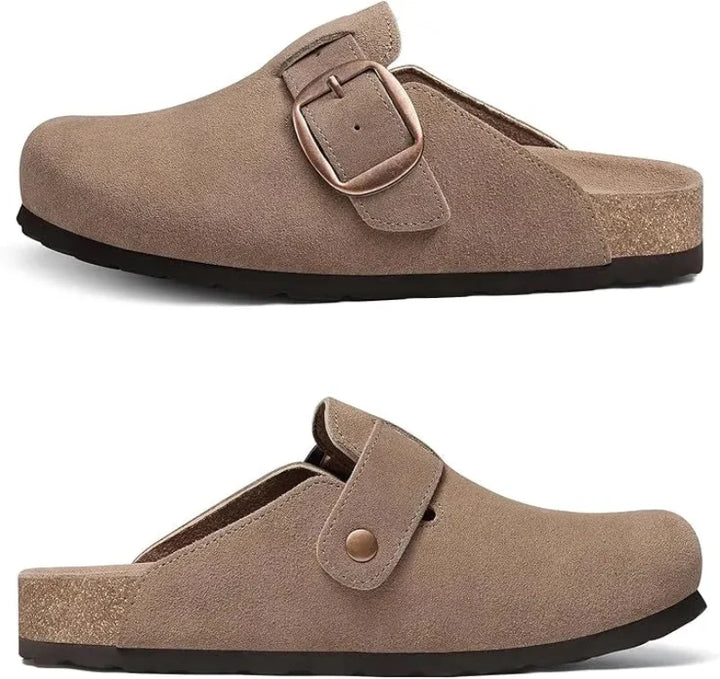 Sabots femme élégants en cuir suédé marron, boucle dorée ajustable, idéal confort décontracté.