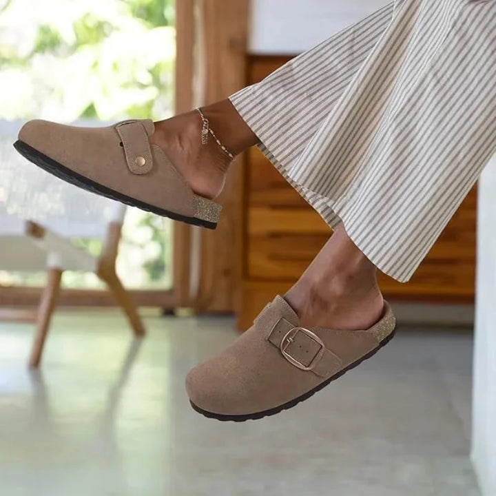 Sabots femme en cuir suédé de qualité, avec une boucle décorative et ajustable.