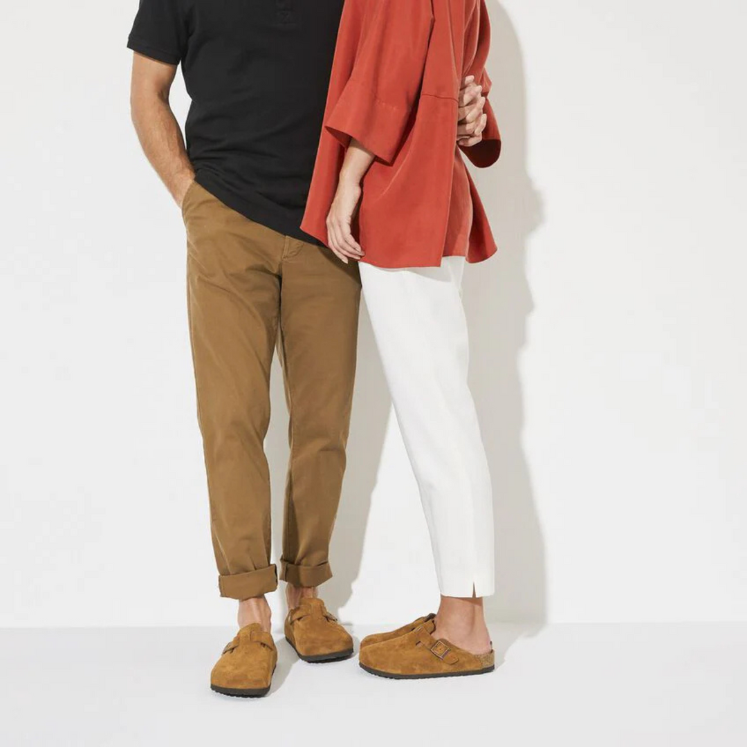 "Sabots en cuir velours taupe avec bride réglable et semelle confortable, idéals pour un usage quotidien."