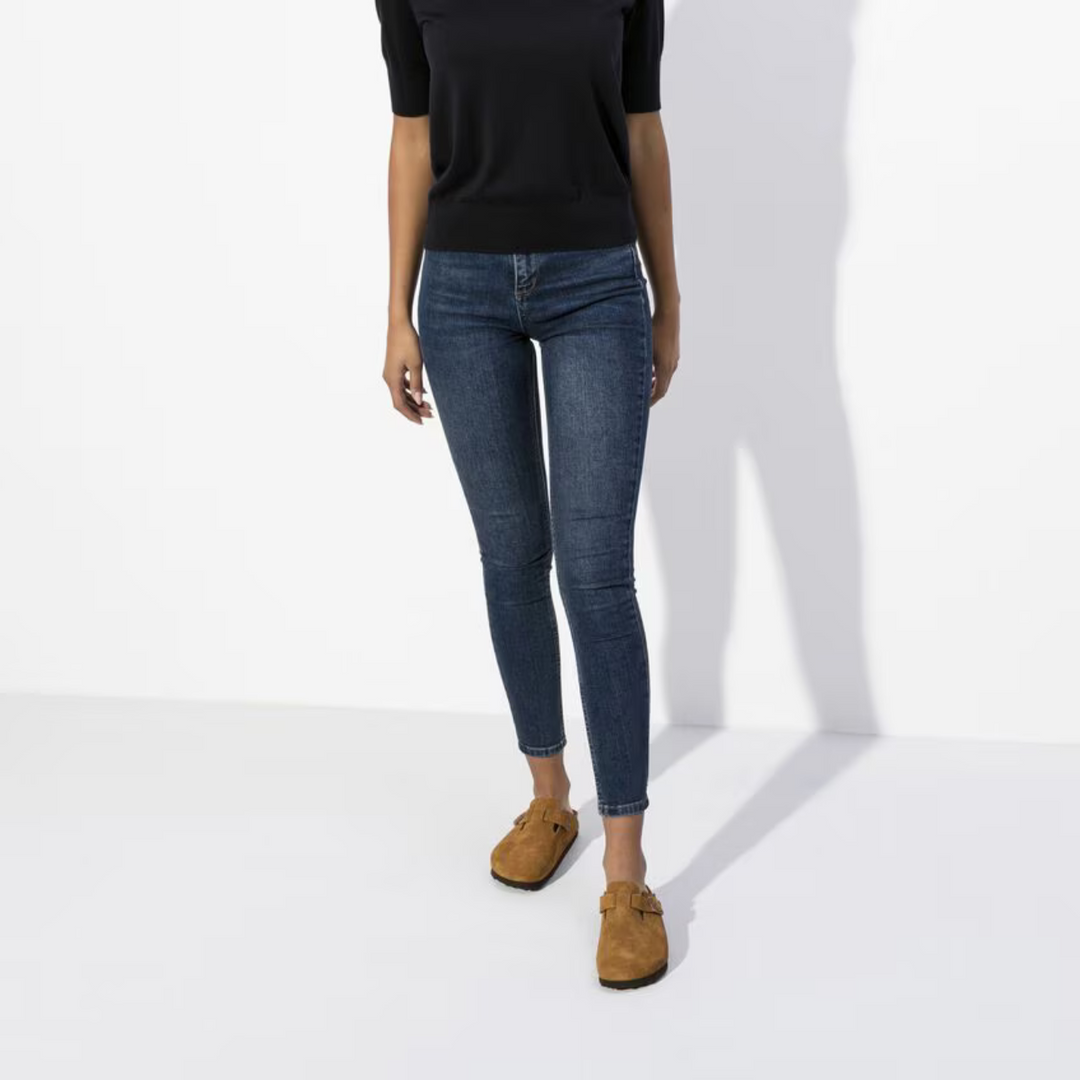 "Sabots en cuir velours taupe avec bride réglable et semelle confortable, idéals pour un usage quotidien."