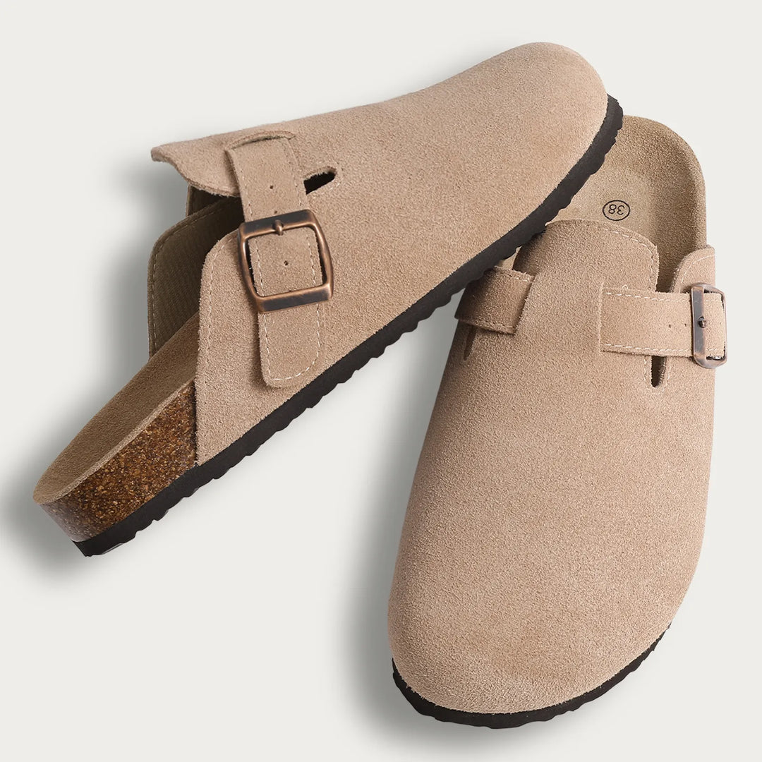 Sabots en daim, style rustique et confortable.  Chaussures élégantes et durables, parfaites pour un look décontracté.