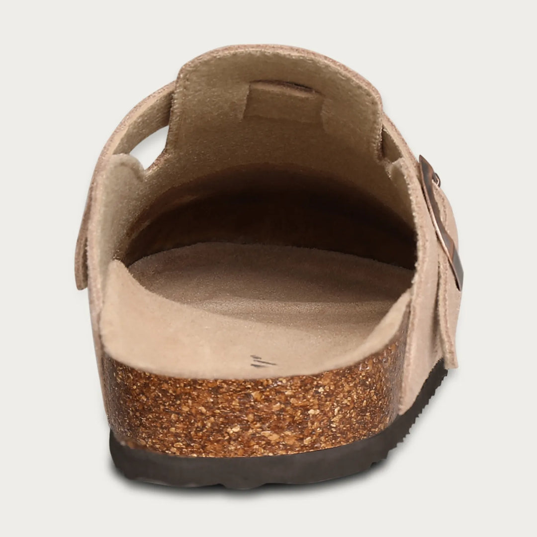 Sabots en daim, style rustique et confortable.  Chaussures élégantes et durables, parfaites pour un look décontracté.