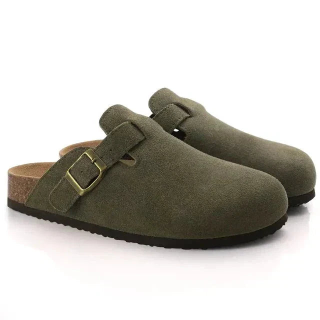 Sabots en daim, style rustique et confortable.  Chaussures élégantes et durables, parfaites pour un look décontracté.