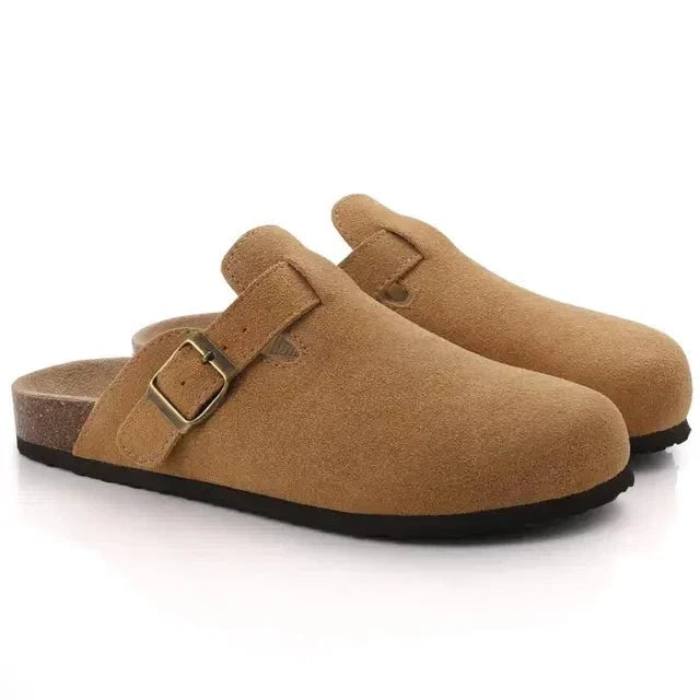 Sabots en daim, style rustique et confortable.  Chaussures élégantes et durables, parfaites pour un look décontracté.