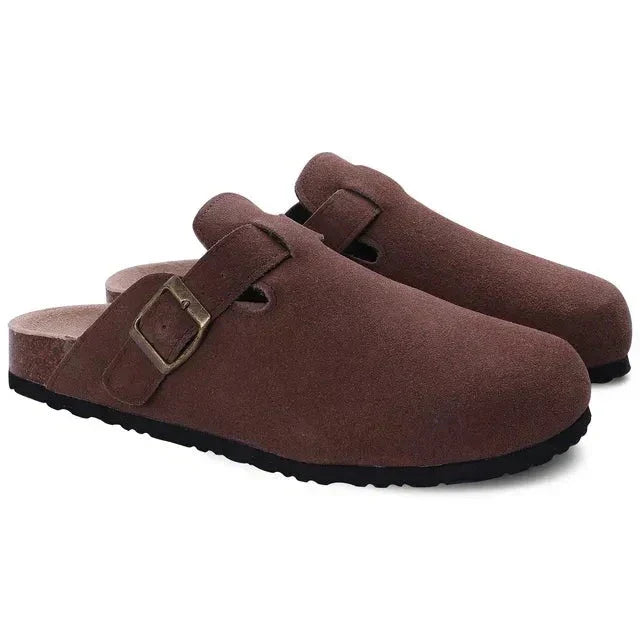 Sabots en daim, style rustique et confortable.  Chaussures élégantes et durables, parfaites pour un look décontracté.