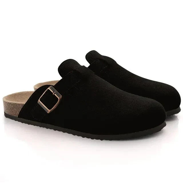 Sabots en daim, style rustique et confortable.  Chaussures élégantes et durables, parfaites pour un look décontracté.