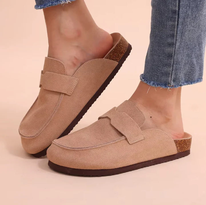 Chaussures sabots unisexes en daim, idéales pour la détente à l'intérieur ou des sorties décontractées.