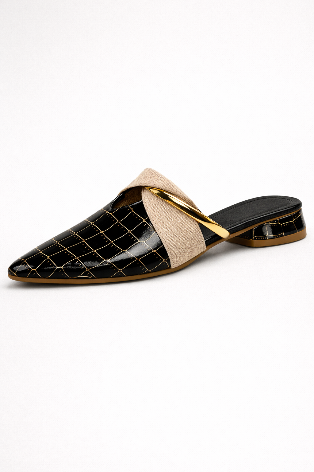 Mules femme à bout pointu, design élégant avec ornements métalliques. Chaussures chics, mode féminine et confort.