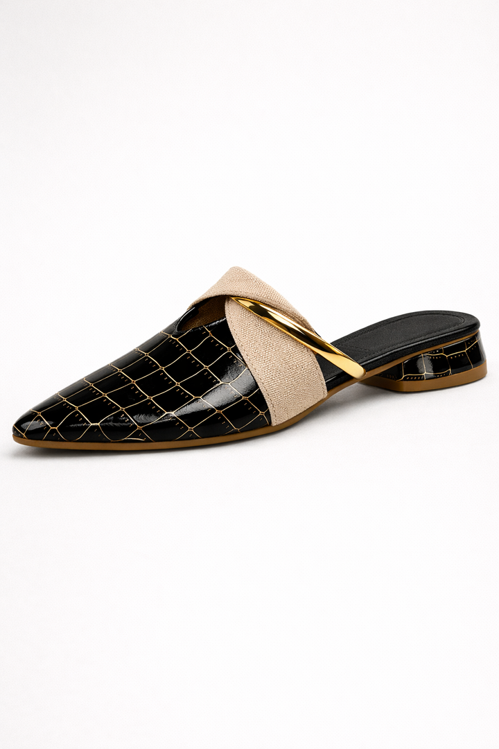 Mules femme à bout pointu, design élégant avec ornements métalliques. Chaussures chics, mode féminine et confort.