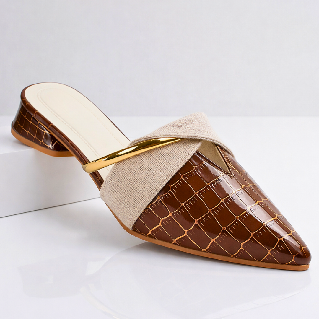 Chaussures femme élégantes type sabots, bout pointu raffiné. Détails métalliques subtils, idéales pour un look chic.