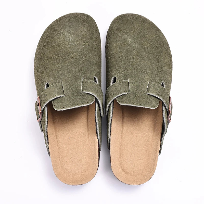 Sabots plateforme en daim gris, parfaits comme pantoufles ou chaussures décontractées intérieur et extérieur.