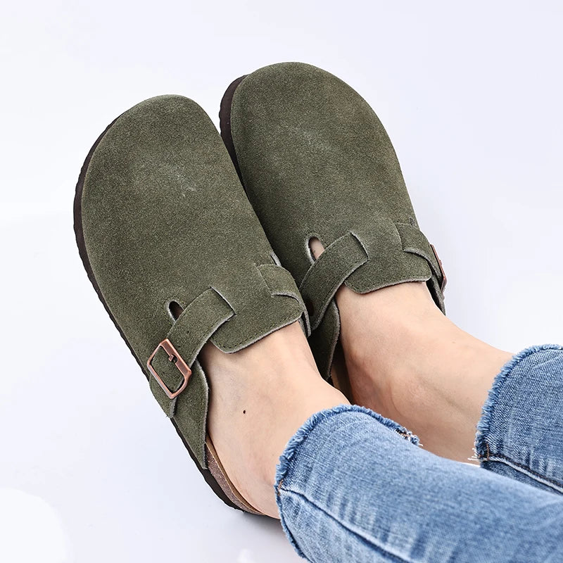 Sabots tendance en daim marron, style plateforme unisexe moderne pour un look mode décontracté quotidien.