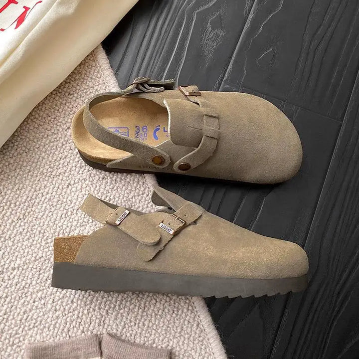 Sabots plateforme unisexe en daim marron, confortables et souples, style rétro casual pour femmes et hommes.