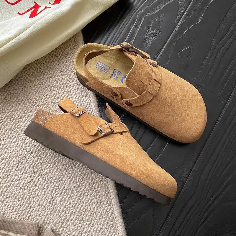 Paire de sabots plateforme en daim, design unisexe décontracté et confortable. Parfaits pour un look mode rétro.