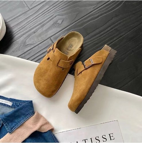 "Sabots unisexe confortables à enfiler en cuir marron, parfaits pour usage quotidien, design décontracté et pratique."