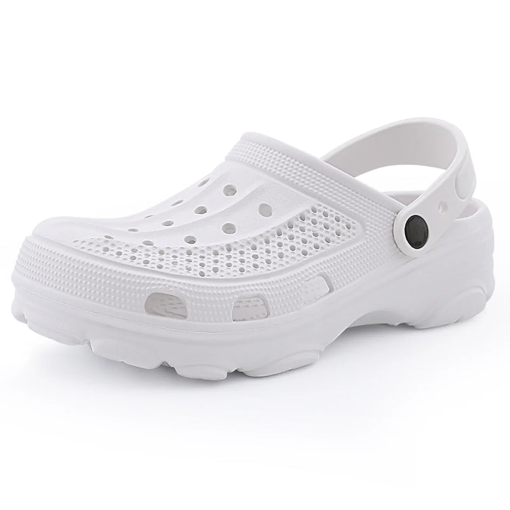 Paire de sabots ergonomiques pour un soutien optimal, idéaux pour la marche et les activités de plein air légères.