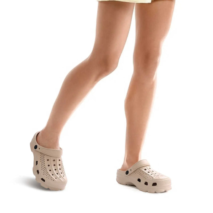 Paire de sabots légers avec trous de ventilation, offrant un confort optimal pour la détente et le travail.