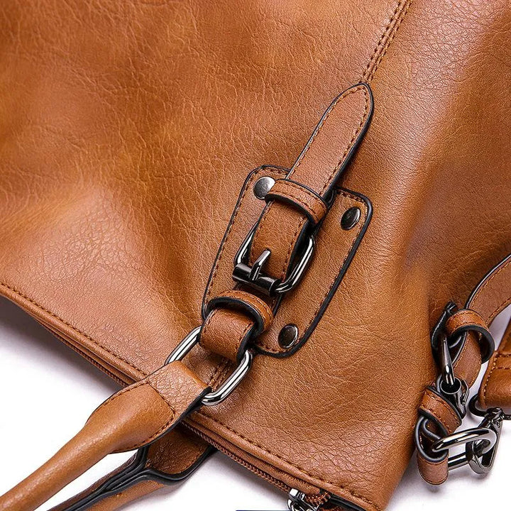 Sac à bandoulière en cuir azure, chic et résistant, avec sangle ajustable et fermeture magnétique, parfait pour femme.