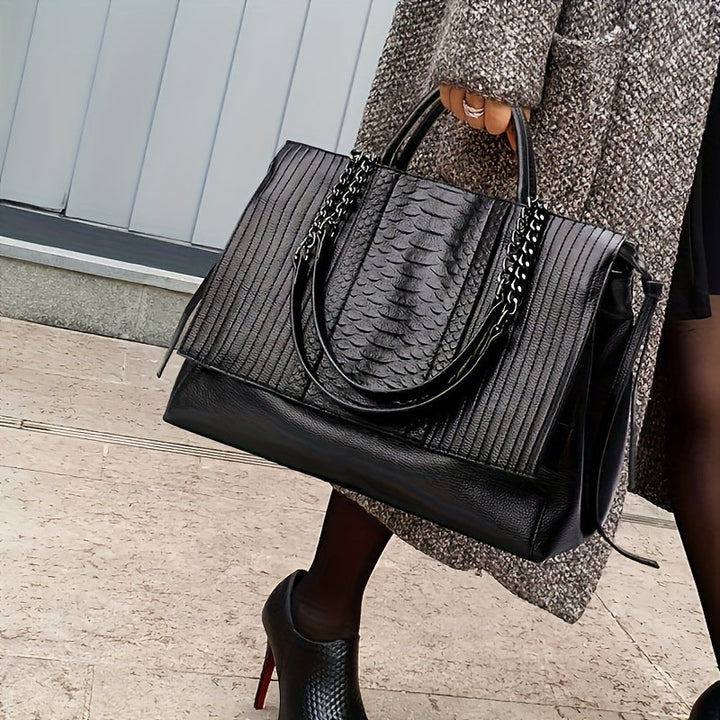Sac à bandoulière noir élégant pour femmes, grand format avec compartiments, en cuir synthétique, style moderne chic.