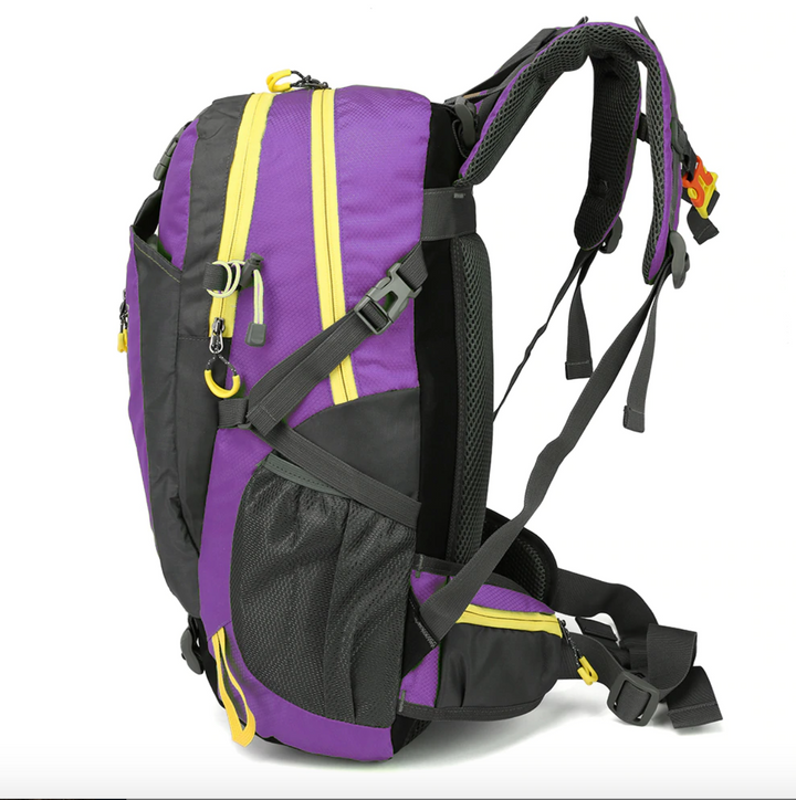 Sac à dos de randonnée 40L noir, imperméable et ergonomique, avec sangles ajustables, dos rembourré, idéal plein air.
