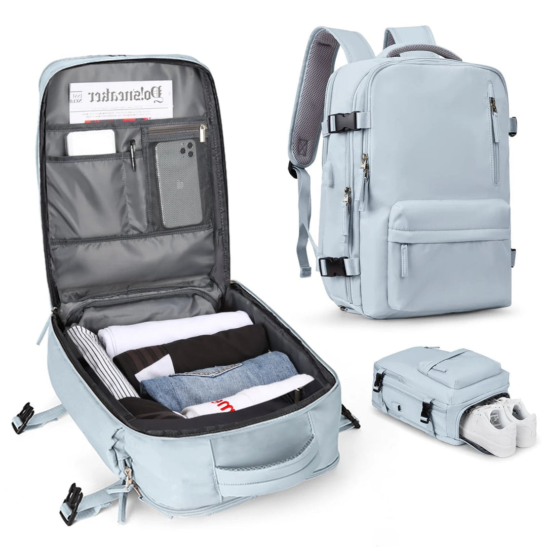 "Sac à dos imperméable bleu marine, grande capacité, avec port USB et design antivol pour voyager et randonnée."