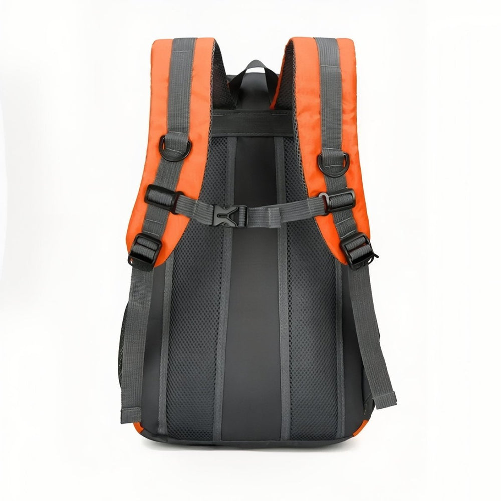 "Sac à dos léger 30L pour randonnée, imperméable, avec bretelles rembourrées et poches en filet."