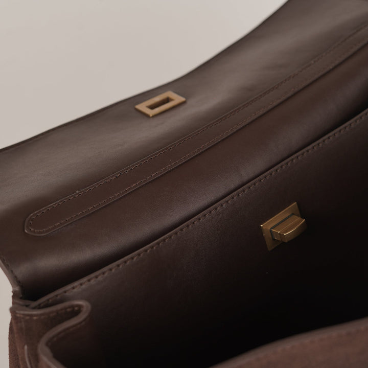 "Sac à main AMÉLIE en daim véritable, automne-hiver, élégant avec fermeture dorée et bandoulière réglable."
